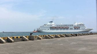 Ditolak di Surabaya, Kapal Pesiar MV Colombus Bersandar di Tanjung Mas