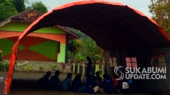 Dampak Gempa, Siswa SDN Jayanegara Sukabumi Belajar di Tenda Darurat