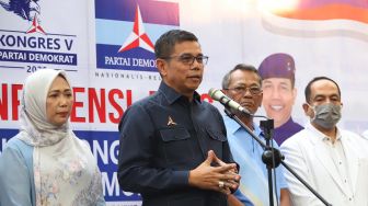 Sekretaris Jenderal Partai Demokrat Hinca Panjaitan, menggelar konferensi pers jelang digelarnya kongres Partai Demokrat di Kantor DPP Partai Demokrat di Jakarta, Jum'at (13/3). [Suara.com/Oke Atmaja]