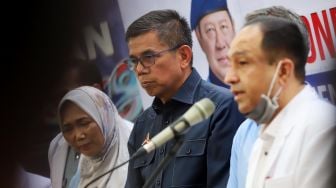 Sekretaris Jenderal Partai Demokrat Hinca Panjaitan, menggelar konferensi pers jelang digelarnya kongres Partai Demokrat di Kantor DPP Partai Demokrat di Jakarta, Jum'at (13/3). [Suara.com/Oke Atmaja]