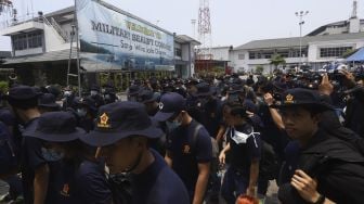 Sejumlah WNI Anak Buah Kapal (ABK) World Dream tiba di Dermaga Komando Lintas Laut Militer (Kolinlamil), Tanjung Priok, Jakarta Utara, Sabtu (14/3). [Suara.com/Angga Budhiyanto]