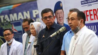 Sekretaris Jenderal Partai Demokrat Hinca Panjaitan, menggelar konferensi pers jelang digelarnya kongres Partai Demokrat di Kantor DPP Partai Demokrat di Jakarta, Jum'at (13/3). [Suara.com/Oke Atmaja]