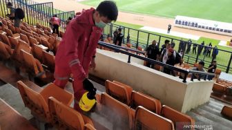 Petugas Semprot Disinfektan Stadion Si Jalak Harupat Jelang Persib vs PSS