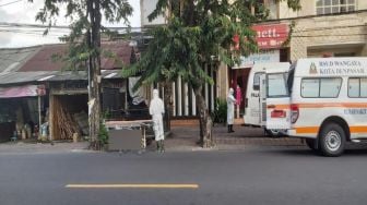 Bule Tewas atas Motor Dievakuasi Tim Berpakaian Hazmat, Warga Takut Corona