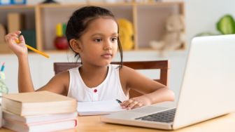 Anak Tak Semangat Belajar Online? Coba Tips dari Dokter Berikut!