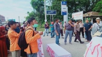 Resah Bau Busuk, Warga Pelalawan Demo Pabrik PT APR