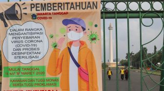 Spanduk pemberitahuan di kawasan Monas di Jakarta, Senin (16/3).  [Suara.com/Alfian Winanto]