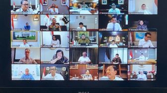 Suasana Jokowi Gelar Ratas Via Teleconference dengan Menteri