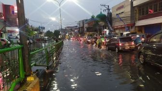 Hujan Deras Disertai Angin Kencang Bikin Jalan Utama Depok Banjir