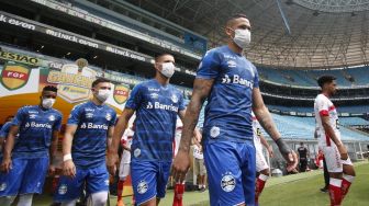 Bentuk Protes, Pemain Gremio Masuk Lapangan Pakai Masker