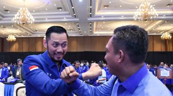 Ketua Umum Partai Demokrat yang baru, Agus Harimurti Yudhoyono (kiri) beradu siku saat mendapat ucapan selamat dari kader pada Kongres V Partai Demokrat di Jakarta, Minggu (15/3).