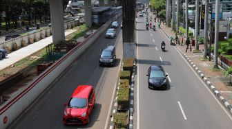 Aktivitas di jalan Rasuna Said arah Sudirman, Jakarta, Senin (16/3). [Suara.com/Alfian Winanto]