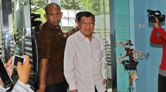 Ketua Umum Dewan Masjid Indonesia Jusuf Kalla  saat menghadiri rapat pimpinan MUI di Kantor MUI Pusat, Jakarta, Selasa (17/3). [Suara.com /Alfian winanto]