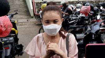 Waspada Covid-19, Rossa Pakai Masker hingga Tolak Bersalaman