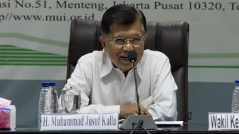 Ketua Umum Dewan Masjid Indonesia Jusuf Kalla saat rapat pimpinan MUI Kantor MUI Pusat, Jakarta, Selasa (17/3). [Suara.com /Alfian winanto]