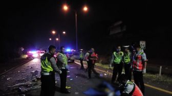 Bus ALS  Ngebut di Tol Tangerang-Merak Tabrak Truk Kontainer, Lima Tewas