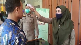 Cegah Penyebaran Covid-19, Pengunjung dan Staff di MPP Pekanbaru Dicek Suhu