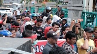 Mahasiswa Desak Hakim Tolak Praperadilan Plt Bupati Bungkalis