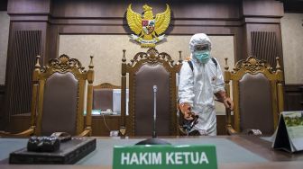 Cegah Covid-19, Ruang Sidang Tipikor Disemprot Disinfektan