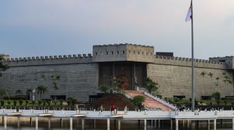 Suasana di depan museum Keprajuritan di Taman Mini Indonesia Indah, Jakarta Timur, Rabu (18/3). [Suara.com/Alfian Winanto]
