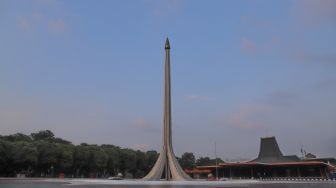 Suasana sepi didepan replika tugu Monas (Monumen Nasional) di Taman Mini Indonesia Indah, Jakarta Timur, Rabu (18/3). [Suara.com/Alfian Winanto]