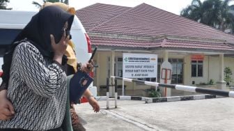 Warga melintas di depan gedung rawat infeksius Rumah Sakit Umum Pusat (RSUP) H Adam Malik di Medan, Sumatera Utara, Rabu (18/3).  [ ANTARA FOTO/Septianda Perdana]