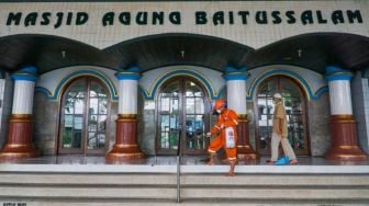 Masjid Agung Baitussalam Purwokerto Disemprot Disinfektan untuk Salat Jumat