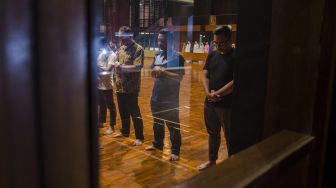 Suasana salat di Masjid Salman ITB, Bandung, Jawa Barat (17/3). [ANTARA FOTO/Novrian Arbi]