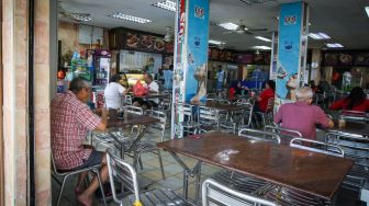 Malaysia Lockdown Mulai Hari Ini, Ada Warga Tepergok Makan di Restoran