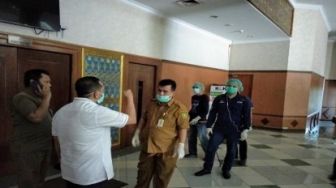 Anggota Dewan DKI Suspect Covid-19, Gedung DPRD Riau Disemprot Disinfektan