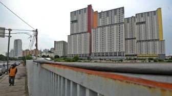 Warga berjalan di kawasan Wisma Atlet, Kemayoran, Jakarta, Kamis (19/3). [ANTARA FOTO/Aditya Pradana Putra]