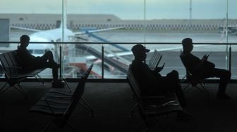 Penumpang menunggu jadwal keberangkatan pesawat di Terminal Keberangkatan Domestik Bandara Internasional I Gusti Ngurah Rai, Bali, Rabu (18/3).  [ANTARA FOTO/Fikri Yusuf]