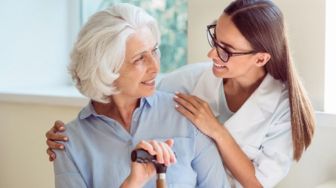8 Tips Mencegah Penyebaran Virus Corona pada Lansia