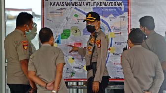 Sejumlah polisi berkoordinasi di Wisma Atlet, Kemayoran, Jakarta, Kamis (19/3). [ANTARA FOTO/Aditya Pradana Putra]