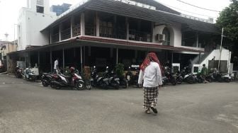 Meski Dilarang karena Corona, Warga Tetap Pergi ke Masjid untuk Salat