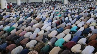 Bubarkan Salat Berjamaah, Masjid di Koromo Ditembaki Gas Air Mata