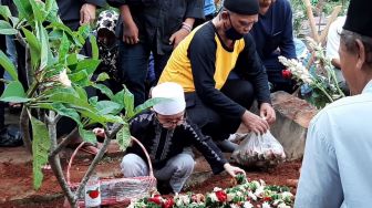 Ayah Daus Mini Tatap Satu Persatu Anak-anaknya Sebelum Meninggal