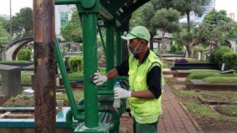 Jakarta Dikepung Corona, Pemakaman Ikut Disemprot Disinfektan