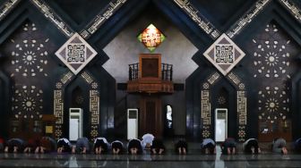 Umat muslim bersujud saat melaksanakan ibadah Salat Zuhur berjamaah di Masjid Agung At-Tin, Taman Mini, Jakarta Timur, Jumat (20/3). [Suara.com/Alfian Winanto]