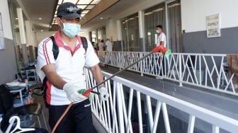 Kerjasama dengan Pemkab, Bali United Semprot Mess Pemain dengan Disinfektan