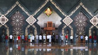 Umat muslim melaksanakan ibadah Salat Zuhur berjamaah di Masjid Agung At-Tin, Taman Mini, Jakarta Timur, Jumat (20/3). [Suara.com/Alfian Winanto]