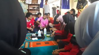 Melihat Siswa Berkebutuhan Khusus Membuat Hand Sanitizer di Gunungkidul