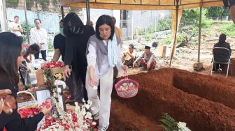 Ayah Ify Alyssa Meninggal Kena Serangan Jantung Saat Tunggu Ojol