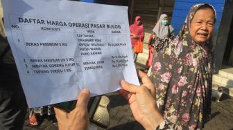 Daftar harga Operasi Pasar Stok Pangan yang digelar Sugar Group Companies bersama Bulog di Pasar Pesanggrahan, Sabtu (21/3).   [Suara.com/Oke Atmaja]