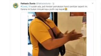 Seorang Pria Gunakan Hand Sanitizer Berlebihan, Warganet: Malah Buat Wudu