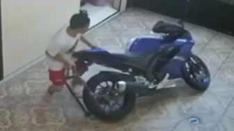 Niat Mau Naik Yamaha R15 Buat Riding, Bocah Ini Malah Bikin Motor Rebahan