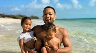 Karantina Mewah ala John Legend, Sewa Villa di Tepi Pantai