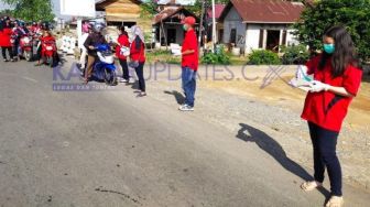 Lawan Covid-19, PDI Perjuangan Kubu Raya Bagikan Masker dan Telur Rebus