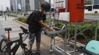 Peseda mencuci tangan di fasilitas tempat mencuci tangan untuk umum di kawasan Senayan, Jakarta, Senin (23/3). [Suara.com/Angga Budhiyanto]