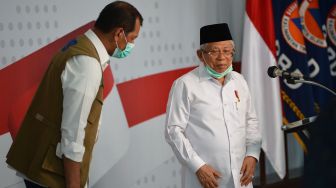 Wakil Presiden Ma'ruf Amin (kanan) didampingi Kepala Badan Nasional Penanggulangan Bencana (BNPB) Doni Monardo berjalan usai menyampaikan keterangan kepada wartawan tentang penanganan virus Corona COVID-19 di Graha BNPB, Jakarta, Senin (23/3). [ANTARA FOTO/Aditya Pradana Putra]
